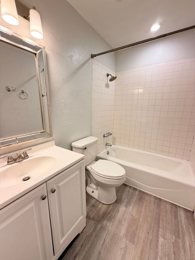 Building Photo - Available Now! 2 Bed, 1 Bath Duplex