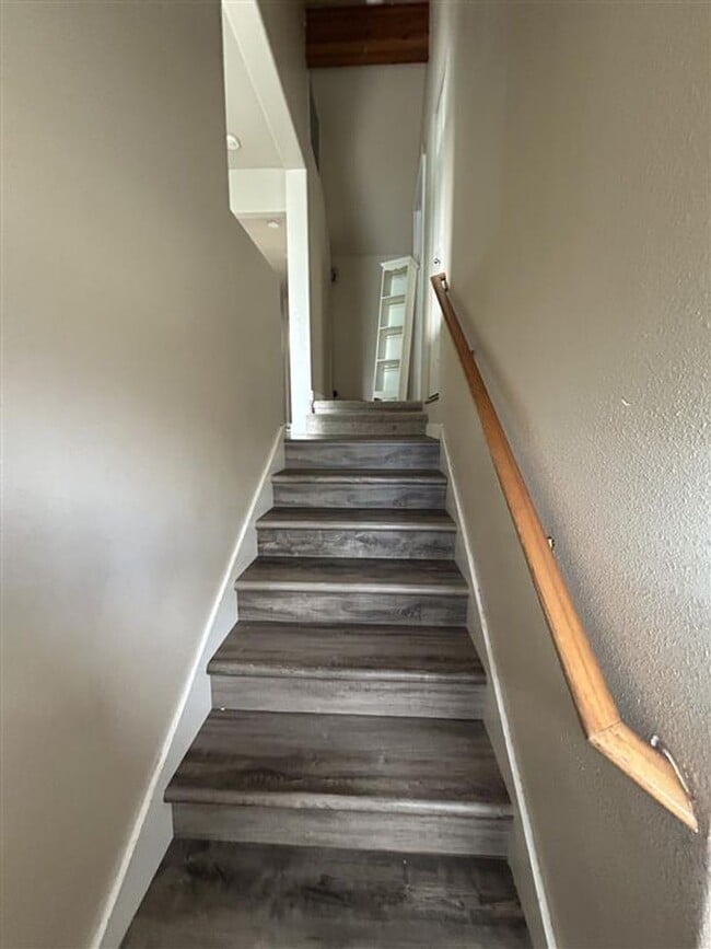 Building Photo - 211 Baker St