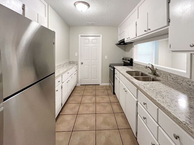 Building Photo - 106 Greenwood Cir