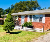 Building Photo - COZY 3/1 BRICK with SUNROOM Available NOW!