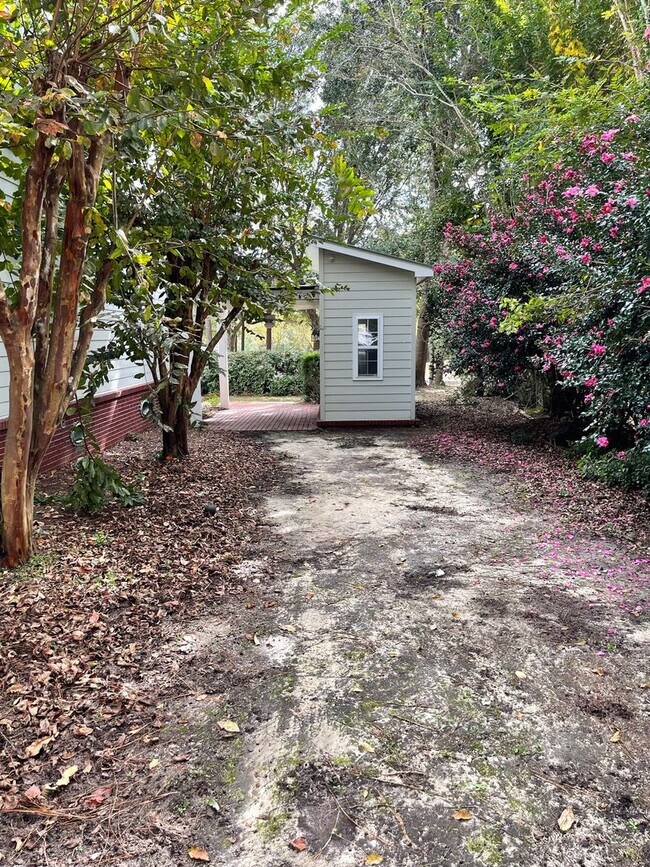 Building Photo - Avialable now!! 2 Bedroom, 2 Bath Cottage ...