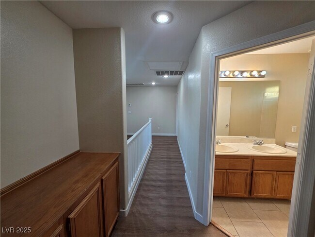 Building Photo - 909 E Malibu Sands Ave