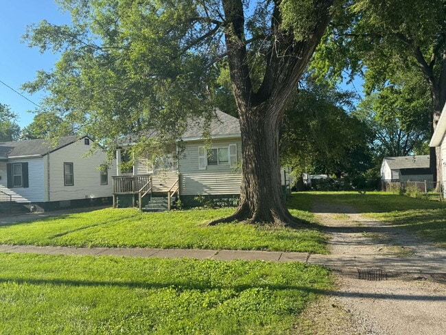 Building Photo - "Charming 2-Bedroom Oasis in Springfield with Spacious Comfort!"