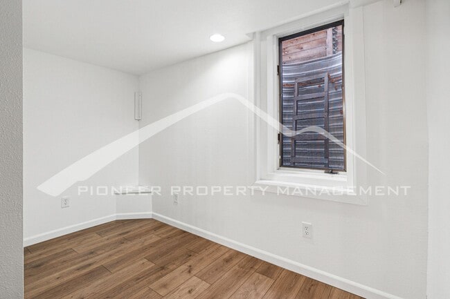 Building Photo - Spacious Home with Central AC and Washer/Dryer