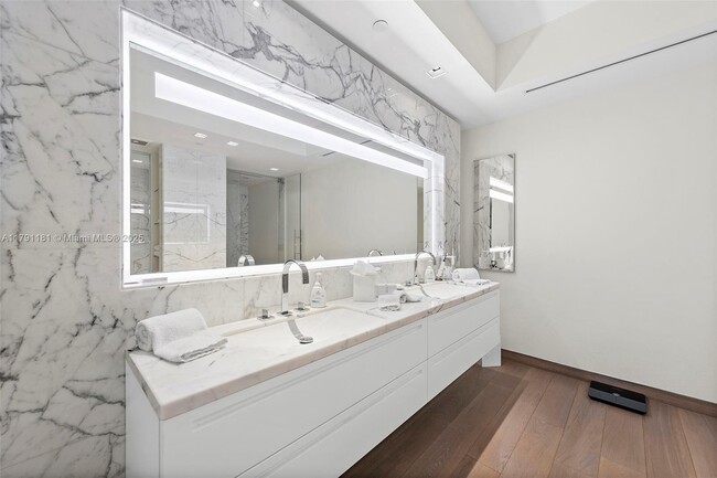 Building Photo - 7055 Fisher Island Dr