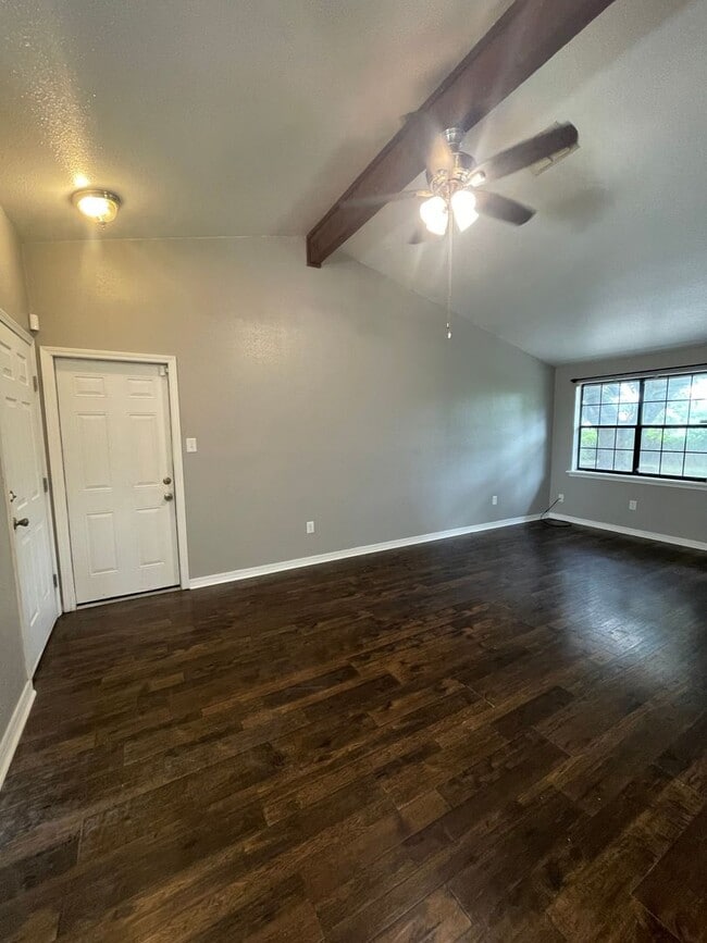 Building Photo - Golden Meadows - 3BD/2BA