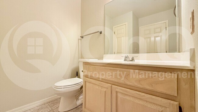 Building Photo - 822 W Earll Dr