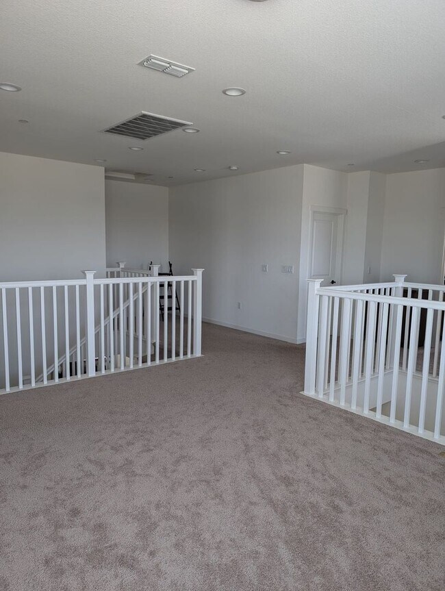 Building Photo - Spacious 4BR, 3.5 bath House in River Isla...