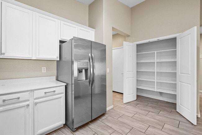 Building Photo - 12406 W Northview Ave