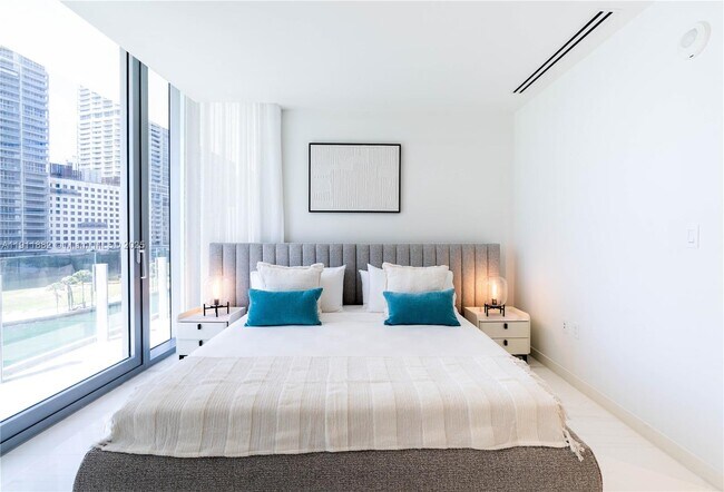 Building Photo - 300 Biscayne Blvd Way