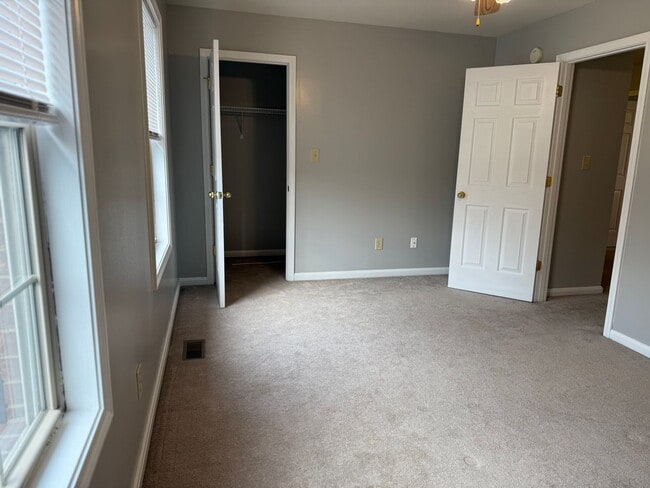 Building Photo - 2 bedroom 1.5 bath townhouse