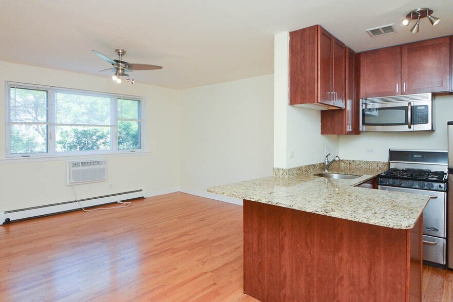 Building Photo - 630 W Wrightwood Ave