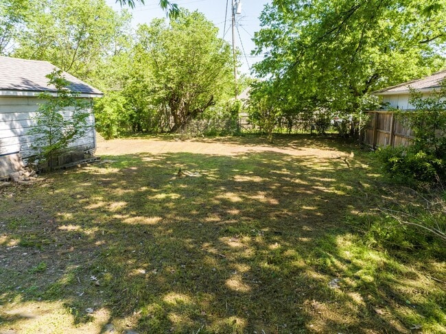 Building Photo - Freshly Updated 2 Bedroom House