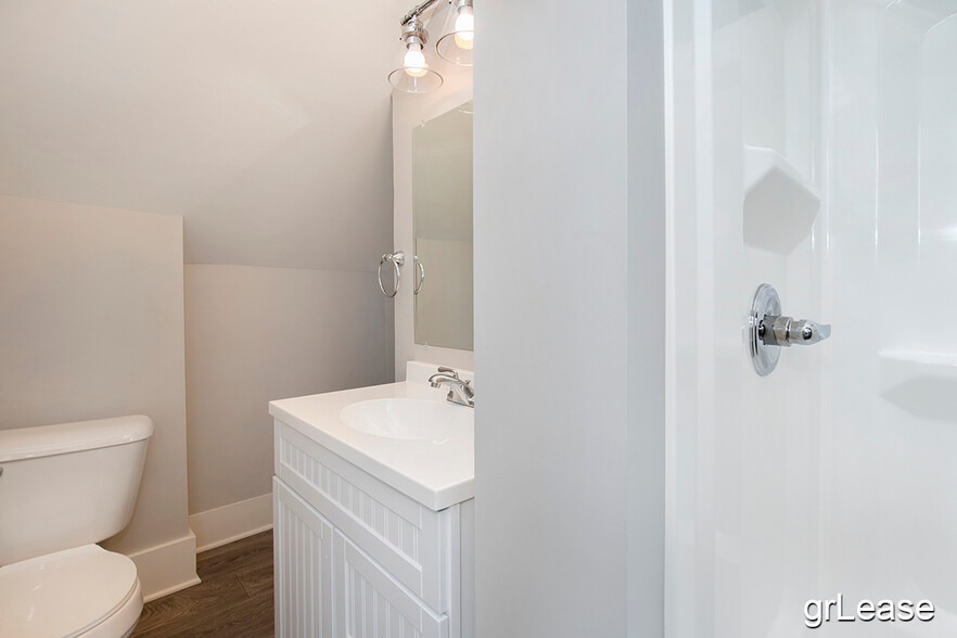 Building Photo - 25 Seward Ave NW