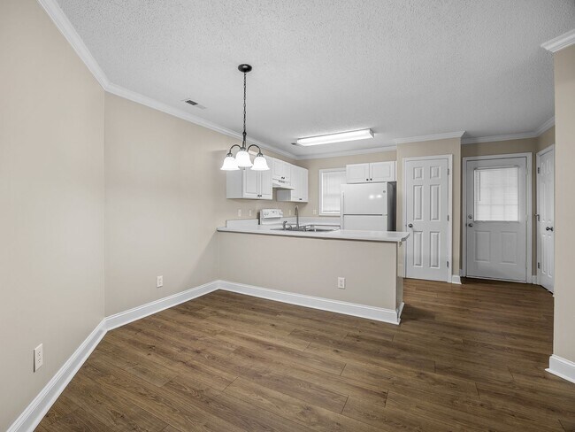 Building Photo - Freshly Renovated 2 BR, 2.5 BA Townhome Ce...