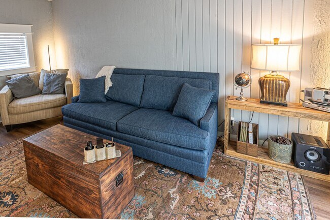 Building Photo - 1515 1/2 S Carson Ave