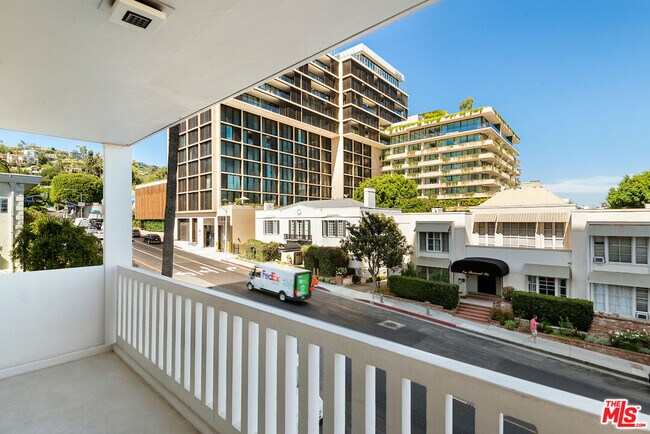 Building Photo - 999 N Doheny Dr
