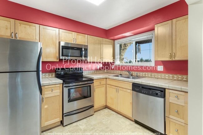 Building Photo - SW Portland Two Bedroom Condo In The Heart Of Burlingame!