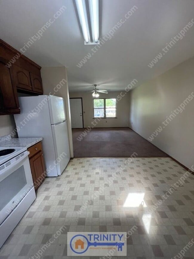 Building Photo - Cute and Available NOW!