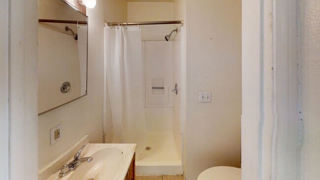 Building Photo - 6BD/4BA, Near Ralph's!! (Lease out, pendin...