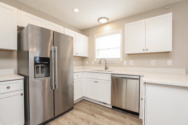 Building Photo - 721 Shandale Dr