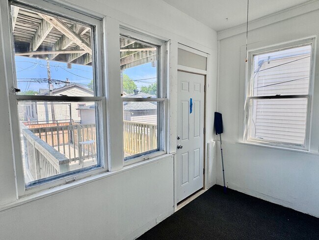 Building Photo - 2047 N Lavergne Ave