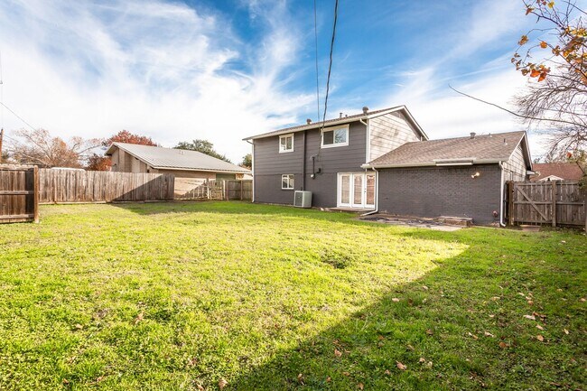 Building Photo - Updated 4-Bedroom, 2-Bath Home in RISD