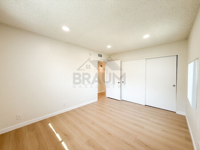 Building Photo - 14801 Delano St