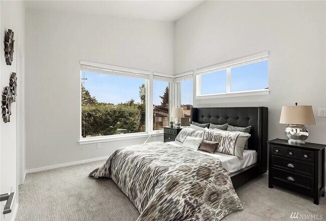 Building Photo - Spacious 4-Bed, 2.5-Bath Townhome with Mod...