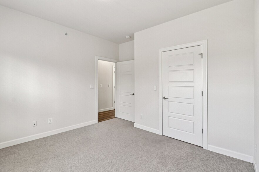 Building Photo - 9776 Montclaire Dr