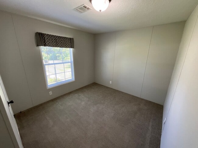 Building Photo - Beautiful 3/2 Mobile Home w/ Lawn Maintenance Included