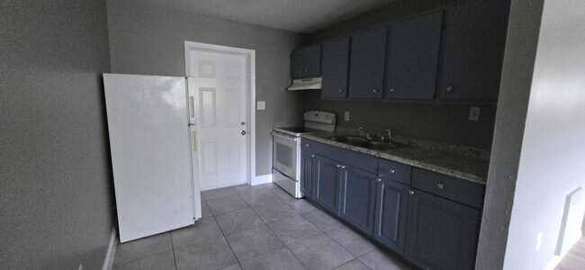 Building Photo - 2/1 move In Ready