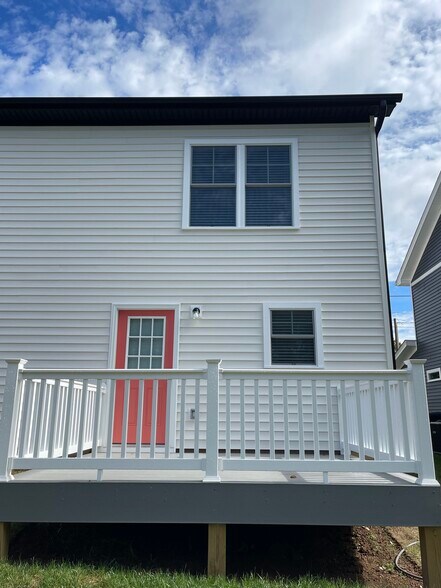 Spacious rear deck - 2225 Kenwood Blvd SE