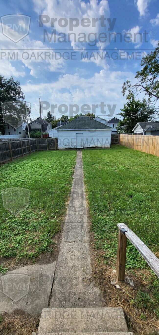 Building Photo - 3 Bedroom Home with 2 Car Garage