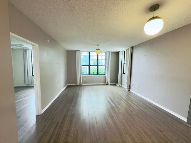 Building Photo - 630 S Sapodilla Ave