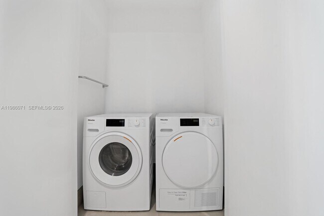 Building Photo - 9221 E Bay Harbor Dr