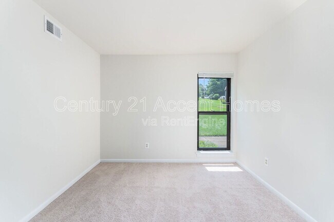 Building Photo - 5805 Royal Ridge Dr