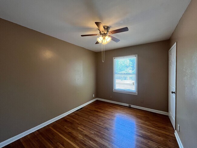 Building Photo - THREE BEDROOM ONE BATH HOME!