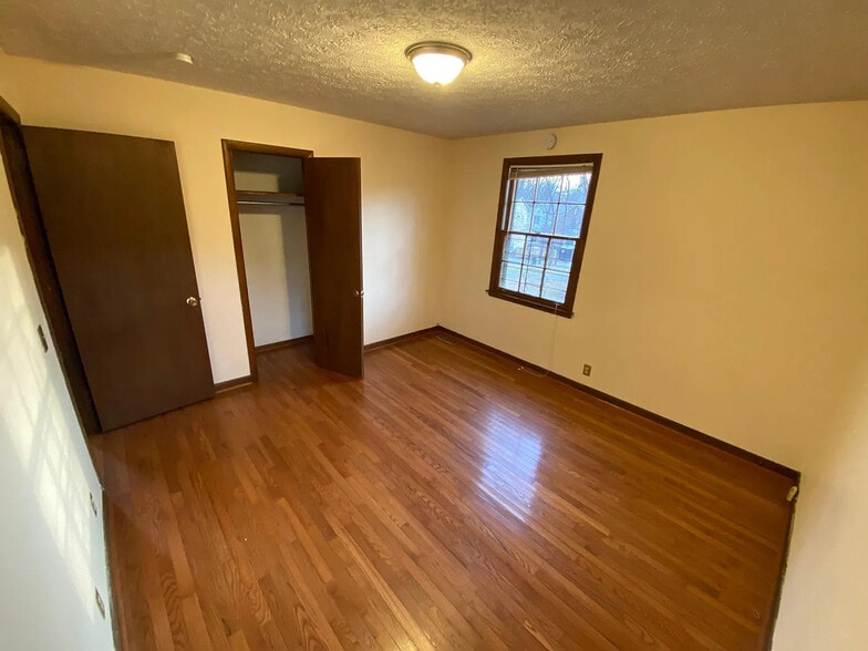 Building Photo - 2408 Vaulx Ln