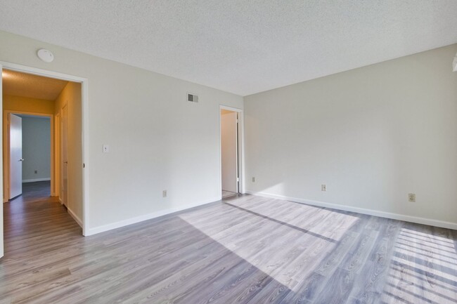 Building Photo - Lovely and Spacious 2BR 2.5BA Condo in Gre...