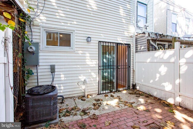 Building Photo - 1317 N Myrtlewood St