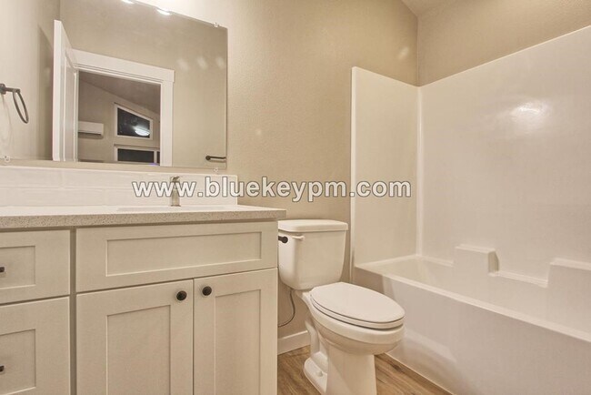 Building Photo - Unit 207-C:  3 Bed, 2.5 Bath Townhome in Kalama