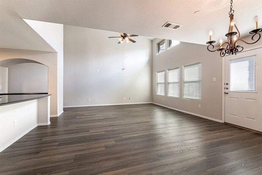 Building Photo - 9829 Fleetwood Dr