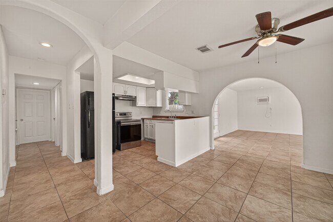 Building Photo - 6311 Tall Willow Dr