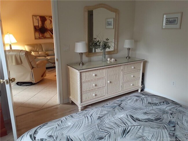 Building Photo - 1571 SE Hampshire Way