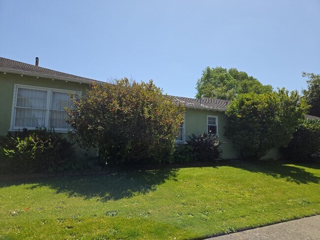 Building Photo - Spacious 4-bedroom family home features ga...