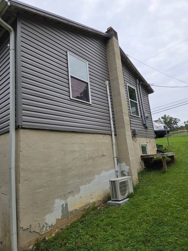 Building Photo - 1744 Granby Rd