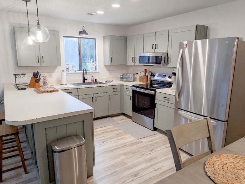 Building Photo - 1095 Plantation Dr W