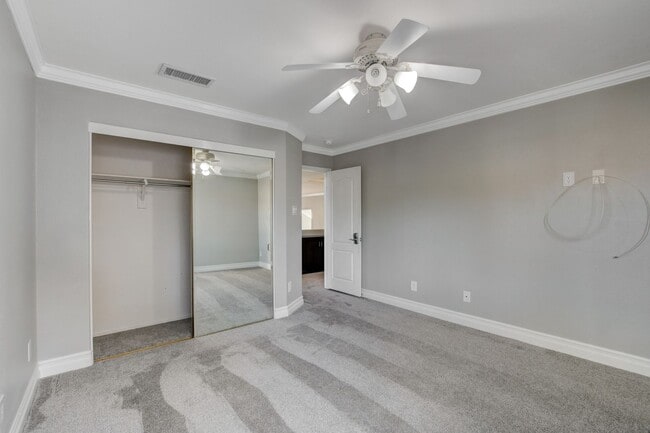 Building Photo - COMING SOON!! $1000 off 1st months Rent Guard-Gated Golf Course Living on the 14th Green!