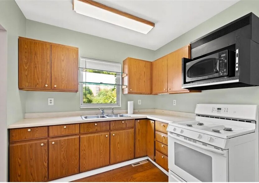 Building Photo - 2324 Woodward Ave